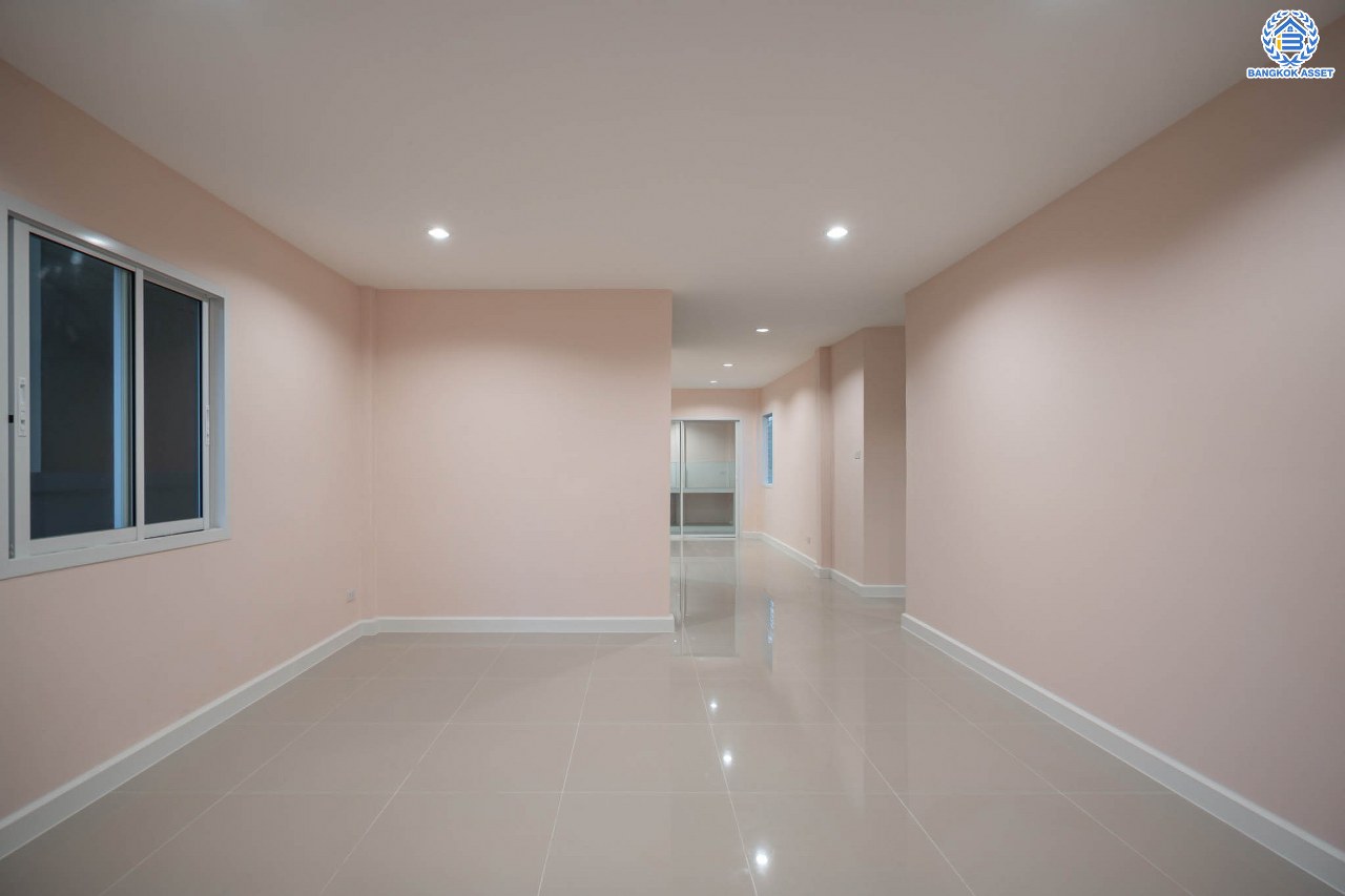 บ้านมือสองตกแต่งใหม่ โครงการ ดอนเมืองวิลล่า2 เพิ่มสิน บ้านแฝดหลังใหญ่ เนื้อที่ 39 ตร.ว. พื้นที่ใช้สอยเยอะถึง 240 ตร.ม. ฟังก์ชัน 3 ห้องนอน 2 ห้องน้ำ 1 ห้องอเนกประสงค์ จอดรถได้ 2 คัน บนทำเลเดินทางสะดวก เชื่อมต่อถ.สายไหม, ถ.พหลโยธิน ใกล้รถไฟฟ้าสายสีเขียว "สถานีสะพานใหม่" และทางด่วน "ฉลองรัช" รายล้อมด้วยสิ่งอำนวยความสะดวกครบครัน